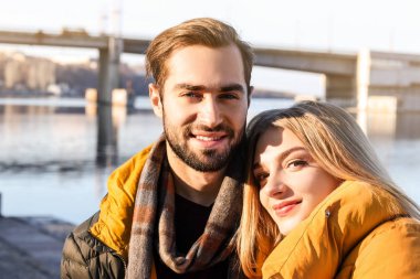 Nehir dolgu üzerinde genç romantik çift