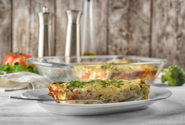 Plaka ile lezzetli brokoli güveç masada. Taze fırın