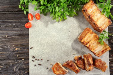 Ahşap masa üzerinde lezzetli ızgara kaburga ile kompozisyon