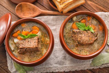 Tablo pişirilmiş etli güveç tencere