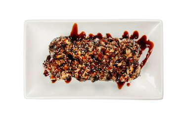 Beyaz arka plan üzerinde üstten görünüm lezzetli maki ile plaka rulo