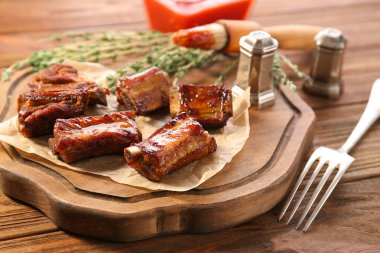 Ahşap tahta masada lezzetli ızgara kaburga ile