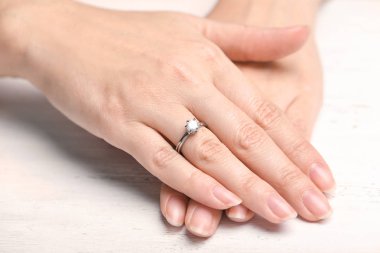 Güzel nişan yüzüğü, closeup giyen kadın