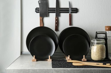 Mutfak masasında set siyah levha ile