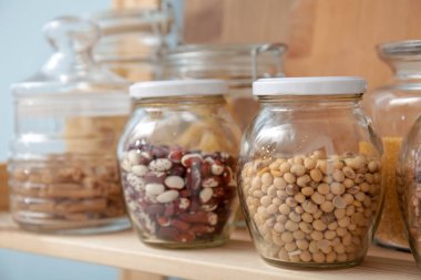 Cam kavanoz raf kapalı farklı gıda maddeleri ile