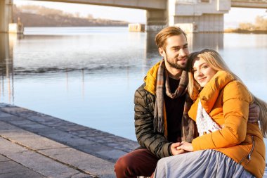 Nehir dolgu üzerinde genç romantik çift