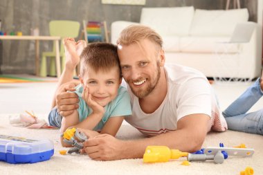 Baba evde sevimli oğlu ile oynamak