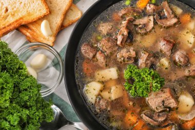 Masada haşlanmış et ve patates ile pan