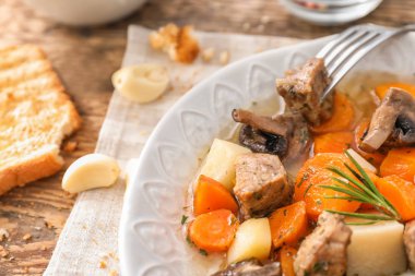 Haşlanmış et ve patates, closeup ile plaka