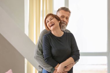 Evde sarılma mutlu olgun çift