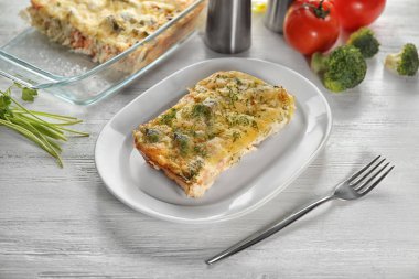 Plaka ile lezzetli brokoli güveç masada. Taze fırın