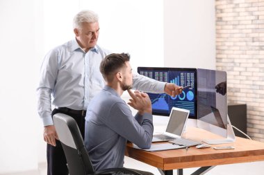 Erkek Broker ofisinde çalışıyor. Finans ticaret kavramı