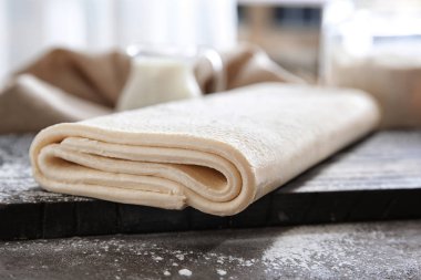 Ahşap tahta masada ham lapa lapa hamur ile