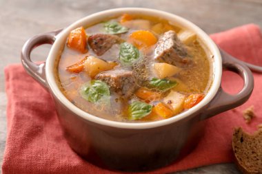 Masada lezzetli et ve patates ile güveç