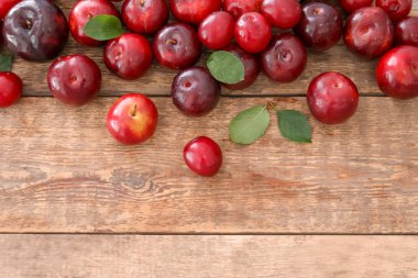 Ahşap masa üzerinde olgunlaşmış sulu Erik