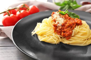 Plaka üzerinde et soslu lezzetli makarna