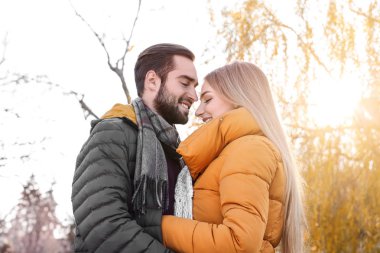 Açık havada Genç romantik çift