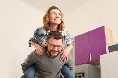 Güzel çift evde birlikte eğleniyor