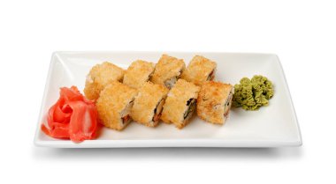 Lezzetli suşi plakalı beyaz arka plan üzerinde rulo