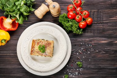 Ahşap zemin üzerine ıspanaklı lazanya