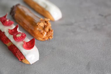 Lezzetli eklerleri gri arka plan üzerinde