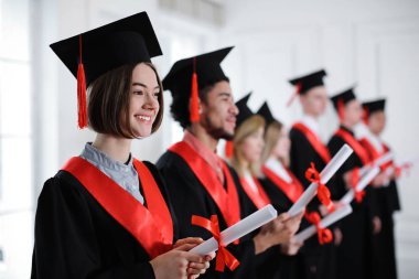 Öğrencilerin diploma kapalı ile lisans cüppeli. Mezuniyet günü