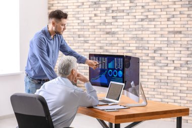 Erkek Broker ofisinde çalışıyor. Finans ticaret kavramı