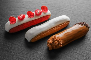 Koyu arka plan üzerinde çeşitli lezzetli eklerleri