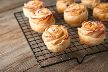 Puf böreği ahşap arka plan üzerinde elma gül ile kabin soğutma