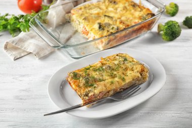 Plaka ile lezzetli brokoli güveç masada. Taze fırın