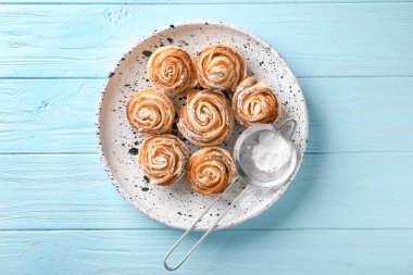 Puf böreği renk ahşap masa üzerinde elma gül ile plaka