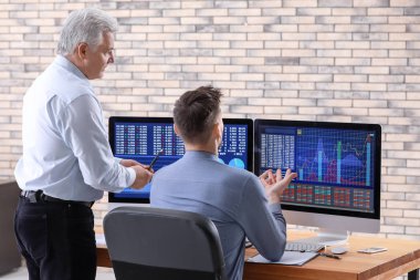 Erkek Broker ofisinde çalışıyor. Finans ticaret kavramı