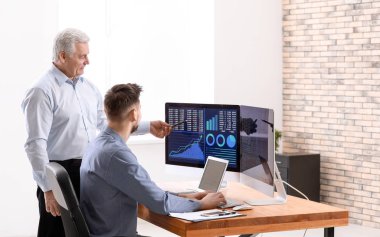 Erkek Broker ofisinde çalışıyor. Finans ticaret kavramı