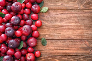 Ahşap masa üzerinde olgunlaşmış sulu Erik