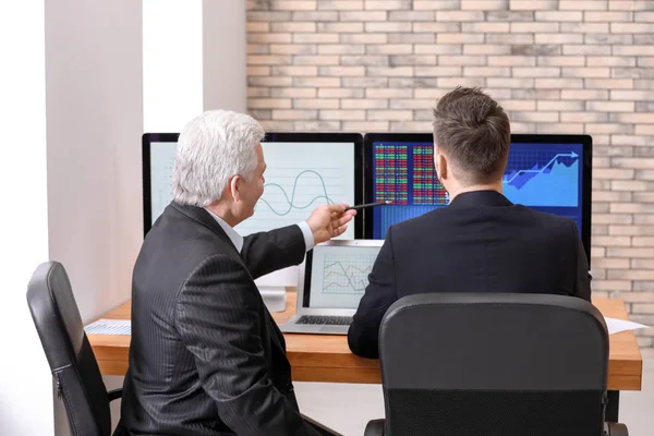 Erkek Broker ofisinde çalışıyor. Finans ticaret kavramı