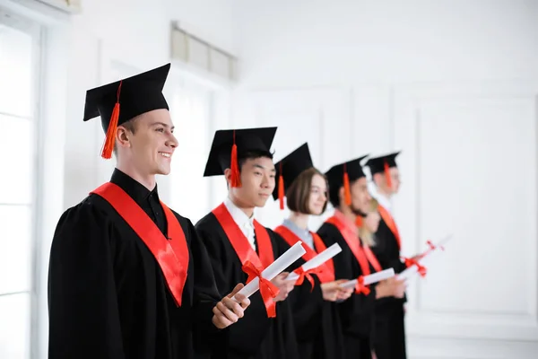 Estudantes Roupões Solteiro Com Diplomas Dentro Casa Dia Formatura — Fotografia de Stock