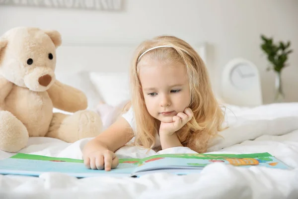 Schattig Meisje Lezen Boek Bed Thuis — Stockfoto