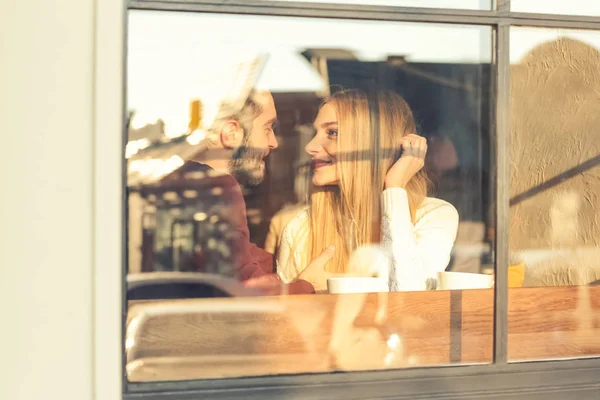 Jeune Couple Romantique Dans Café Vue Extérieur Par Fenêtre — Photo