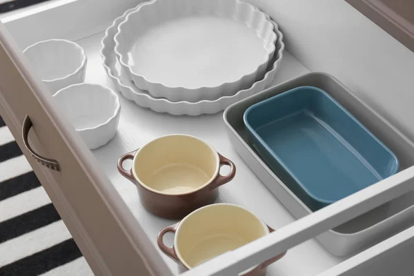 Комплект Посуды Ящике Помещении — стоковое фото