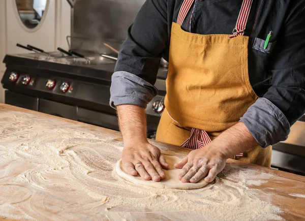 Mężczyzna Chef Przygotowanie Ciasta Pizzy Kuchni Restauracji — Zdjęcie stockowe