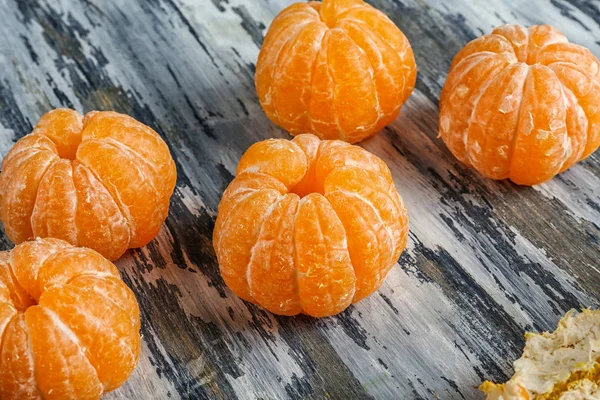 Tangerinas Descascadas Suculentas Mesa Madeira — Fotografia de Stock