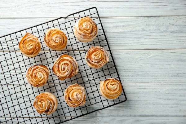 Puf böreği ahşap arka plan üzerinde elma gül ile kabin soğutma