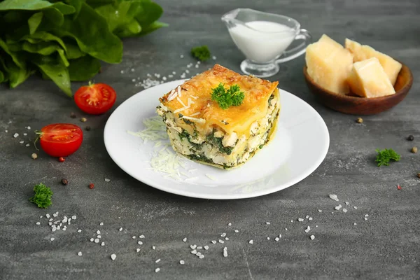 Assiette Avec Morceau Lasagne Aux Épinards Savoureux Sur Table — Photo