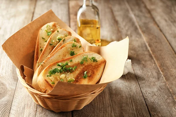 Cesto Con Delizioso Pane All Aglio Fatto Casa Sul Tavolo — Foto Stock