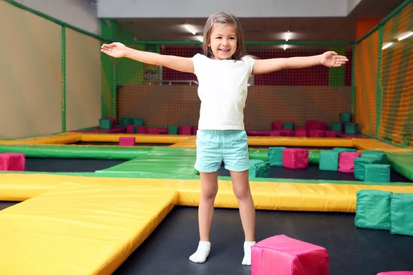 Linda Chica Saltando Trampolín Centro Entretenimiento —  Fotos de Stock