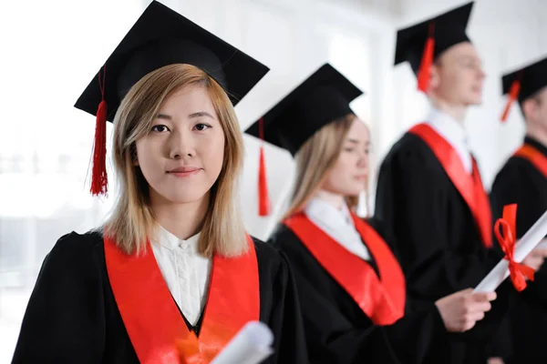 Studentin Bachelor Gewand Mit Diplom Drinnen Abschlusstag — Stockfoto