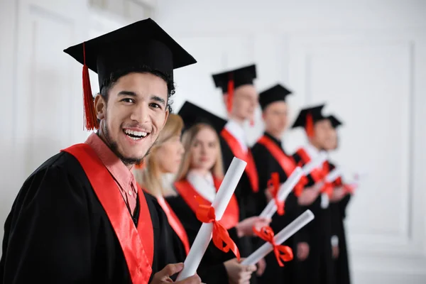 Diák Bachelor Diploma Beltéri Köntöst Diplomaszerzés Nap — Stock Fotó