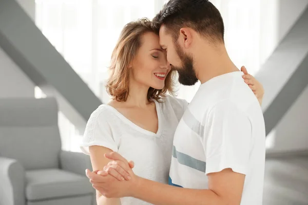 Dejligt Par Danser Sammen Hjemme - Stock-foto