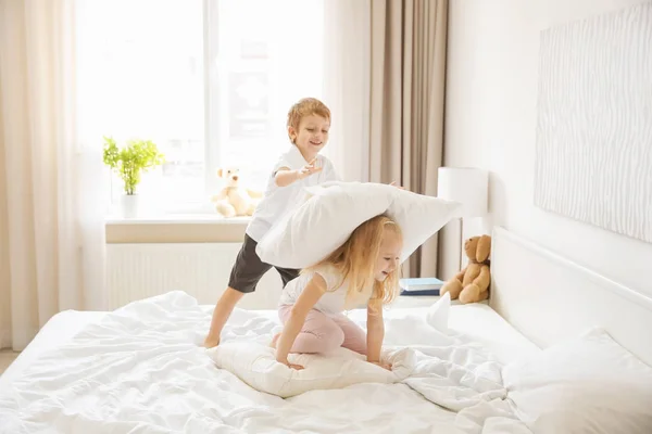 Χαριτωμένα Παιδιά Διασκεδάζουν Στο Κρεβάτι Μαζί — Φωτογραφία Αρχείου