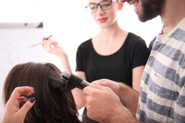 Peluquería Profesional Aprendiz Trabajando Con Cliente Salón Concepto Aprendizaje —  Fotos de Stock